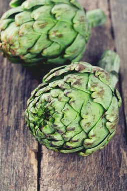 eski ahşap yüzeyde enginar