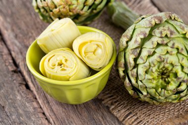 ahşap masa üzerinde konserve enginar 