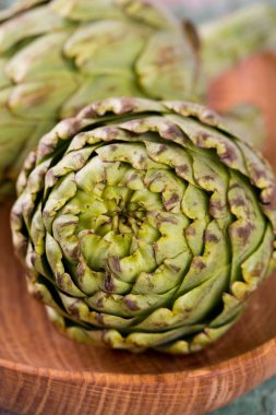 eski ahşap yüzeyde enginar