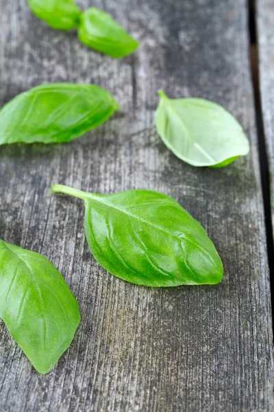 Hojas Albahaca Fresca Superficie Madera — Foto de Stock