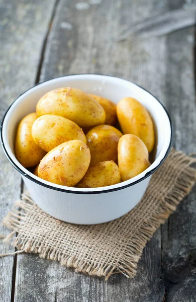 Ruwe Baby Aardappelen Houten Oppervlak — Stockfoto