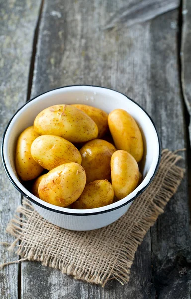 Batatas Bebê Crus Superfície Madeira — Fotografia de Stock