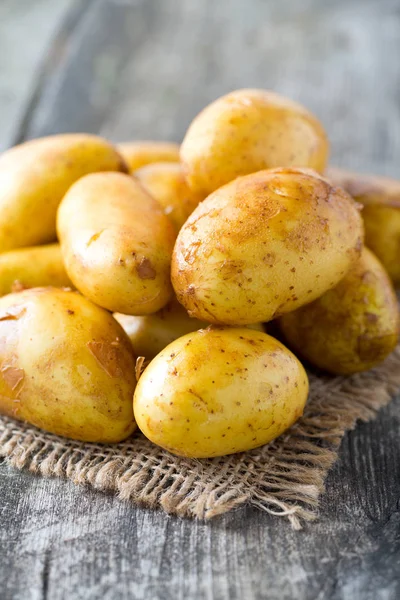 Ruwe Baby Aardappelen Houten Oppervlak — Stockfoto