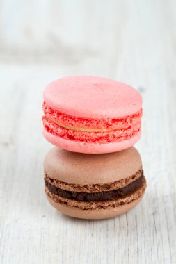 ahşap yüzey üzerinde renkli macarons 