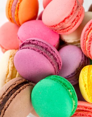 ahşap yüzey üzerinde renkli macarons 