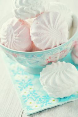 ahşap bir masa üzerinde güzel cam tabak içinde marshmallow 