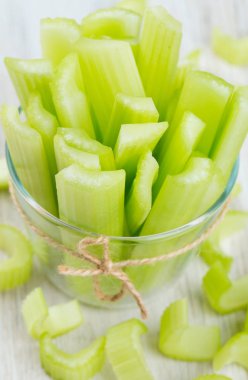 kereviz ahşap masanın üstüne kesmek