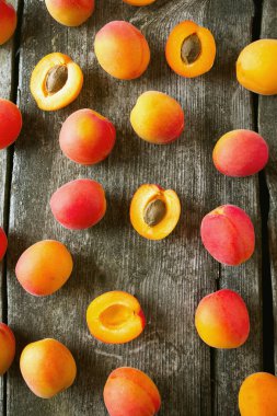 Lezzetli ve çiğ kırmızı turuncu kayısı arka plan