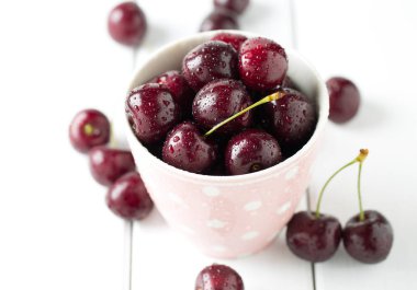 Tatlı tatlı kiraz kase 