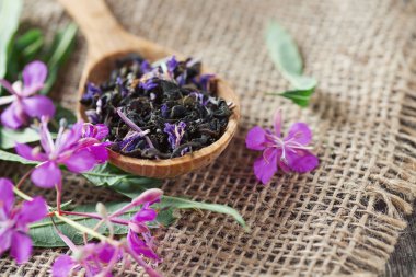 Fireweed çay ahşap yüzey üzerinde