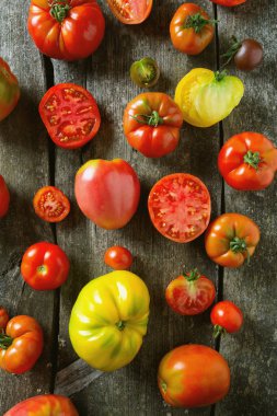 ahşap yüzey üzerinde çeşitli olgun domates