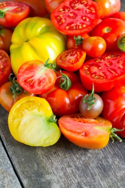ahşap yüzey üzerinde çeşitli olgun domates