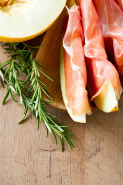 Prosciutto plaka ile iştah açıcı kavun