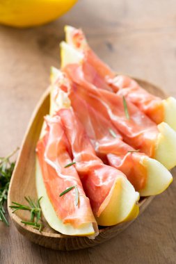Prosciutto plaka ile iştah açıcı kavun