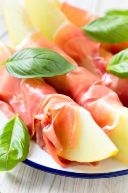 kavun ve proschiutto fesleğen ile