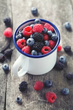 taze orman meyveleri ile metalik kupa