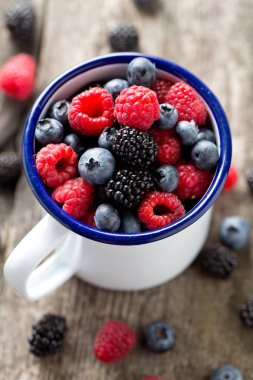 taze orman meyveleri ile metalik kupa