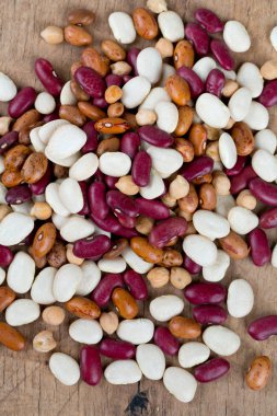 ahşap yüzey üzerinde çeşitli fasulye