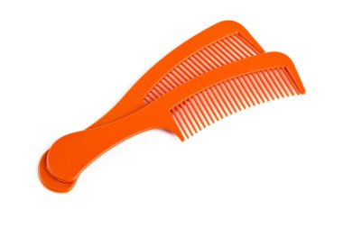 iki portakal taraklar üzerinde beyaz izole saçlar için