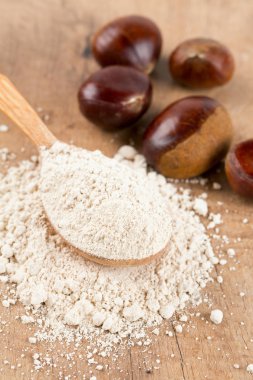 bir tahta kaşık Kestane unu