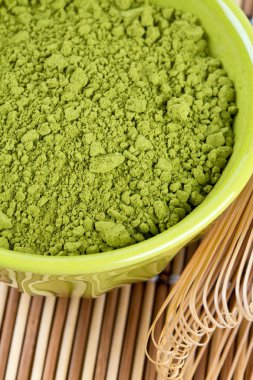 Toz yeşil çay. Matcha ve bambu çırpısı.
