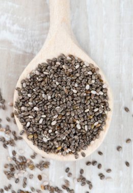 bir kaşık ahşap yüzeyde Chia tohum