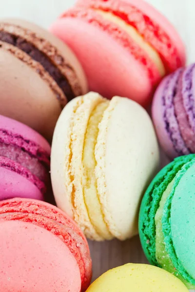 Farbenfrohe Macarons Auf Hölzerner Oberfläche — Stockfoto