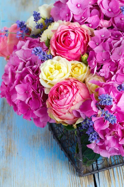 Krásné Hortenzie Růže Kytice Nad Bílým Pozadím — Stock fotografie