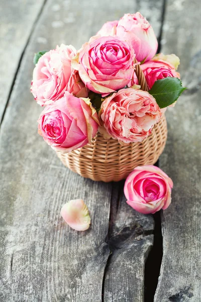 Розовые Розы Деревянной Поверхности — стоковое фото
