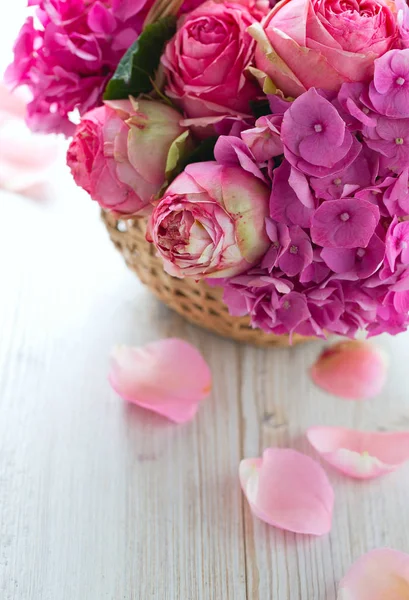 美丽的粉红色玫瑰和绣球花在篮子里 — 图库照片