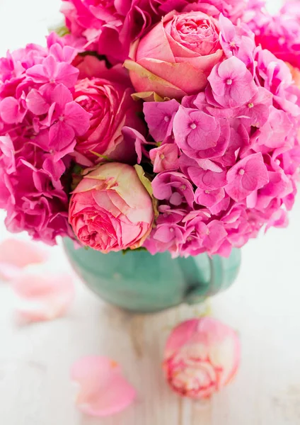 Schöne Rosa Rosen Und Hortensien Vase Auf Holztisch — Stockfoto