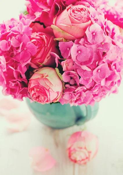漂亮的粉红色玫瑰和绣球花在花瓶上的木桌 — 图库照片