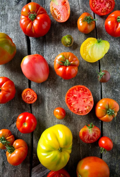 Geassorteerde Rijpe Tomaten Een Houten Oppervlak — Stockfoto