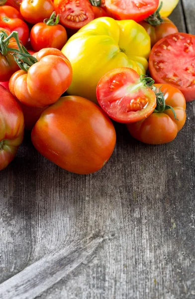 Geassorteerde Rijpe Tomaten Een Houten Oppervlak — Stockfoto