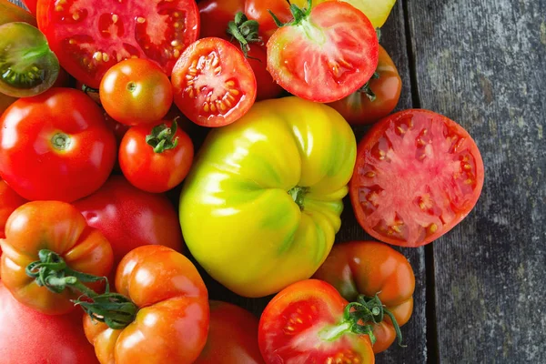 Variedad Tomates Maduros Superficie Madera —  Fotos de Stock