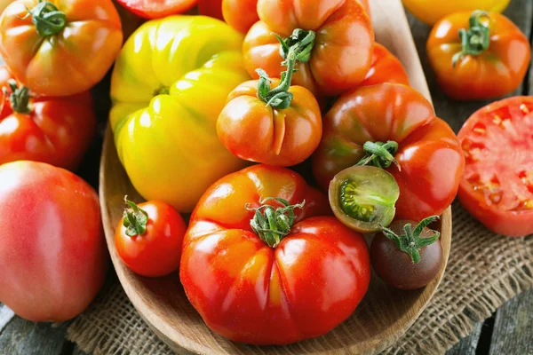 Geassorteerde Rijpe Tomaten Een Houten Oppervlak — Stockfoto