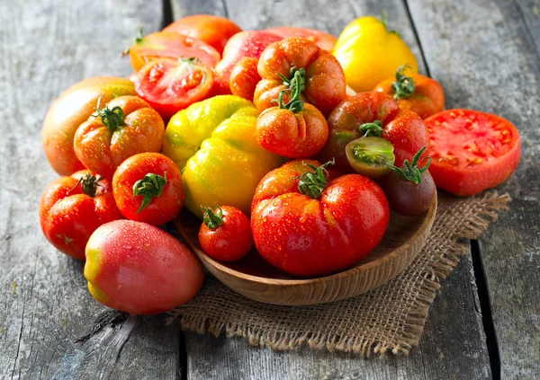 Geassorteerde Rijpe Tomaten Een Houten Oppervlak — Stockfoto