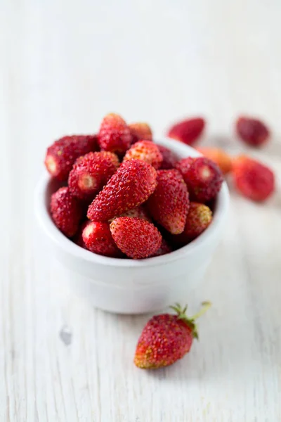 Fresas Silvestres Tazón Sobre Una Superficie Madera —  Fotos de Stock