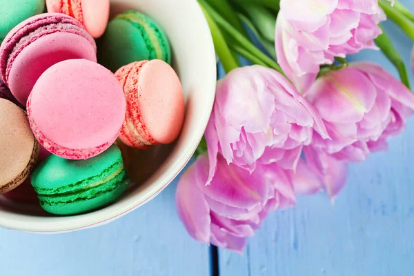 Macarons Coloridos Tulipanes Superficie Madera — Foto de Stock