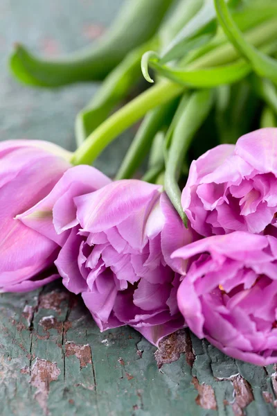Fialové Tulipány Starý Dřevěný Povrch — Stock fotografie