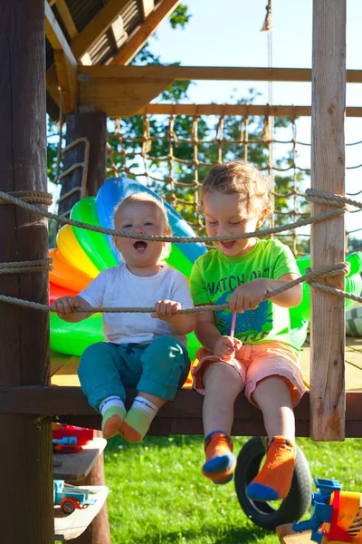 Dos Lindos Niños Jugando Patio — Foto de Stock