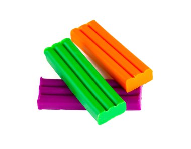 Yeni renkli hamuru üzerine beyaz izole