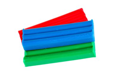 Yeni renkli hamuru üzerine beyaz izole