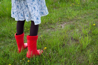 çim sahada Kırmızı Çizmeli kadın