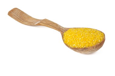 zemin üzerinde beyaz izole bir tahta kaşık mısır