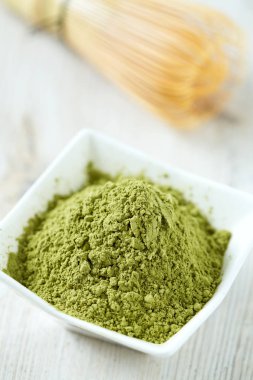 Ahşap yüzeyde Matcha çay makinası