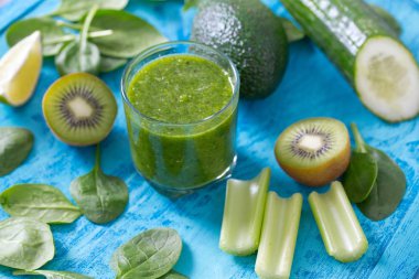 ahşap yüzey üzerinde taze yeşil smoothie