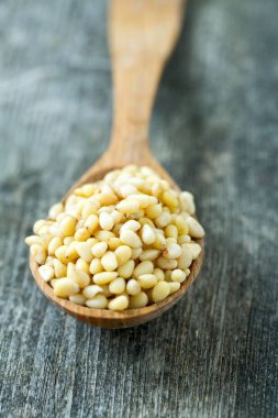 çam fıstığı, tahta kaşık