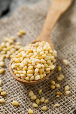 çam fıstığı, tahta kaşık