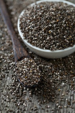 Bir kasedeki chia tohumları